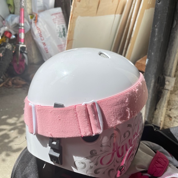 both of Skii helmet and goggle - Picture 4 of 5